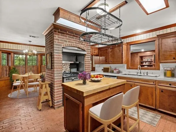 $399,500 | 203 Country Club Lane, Leesville, LA 71446