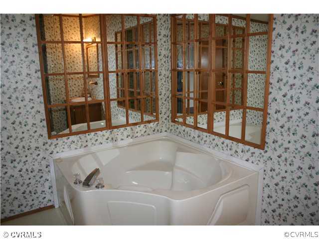 4900 Tabscott Road Kents Store, VA 23084 - Photo 8 of 9 a bathroom with a bathtub