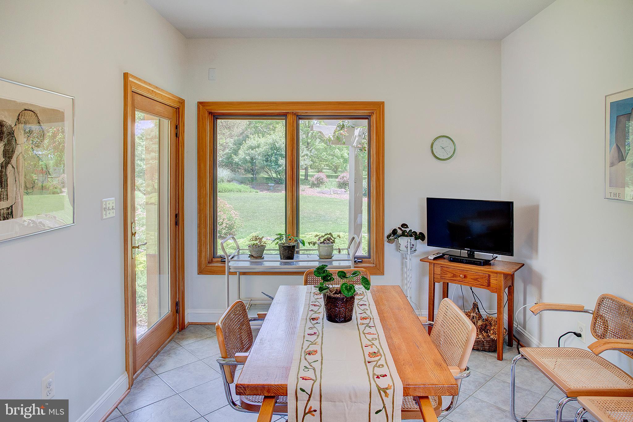 20781 Unison Road Round Hill, VA 20141 - Photo 13 of 64 Breakfast area