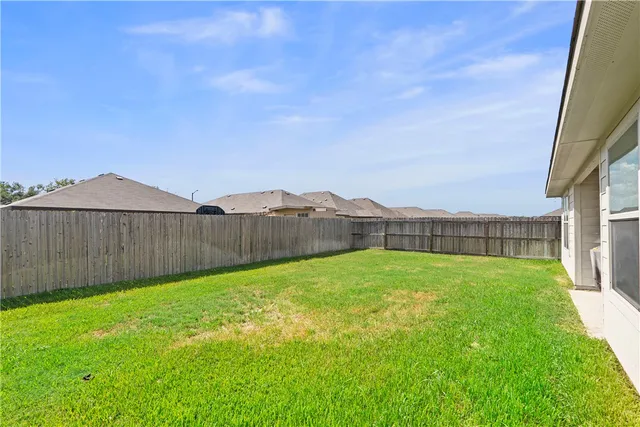 a view of a back yard