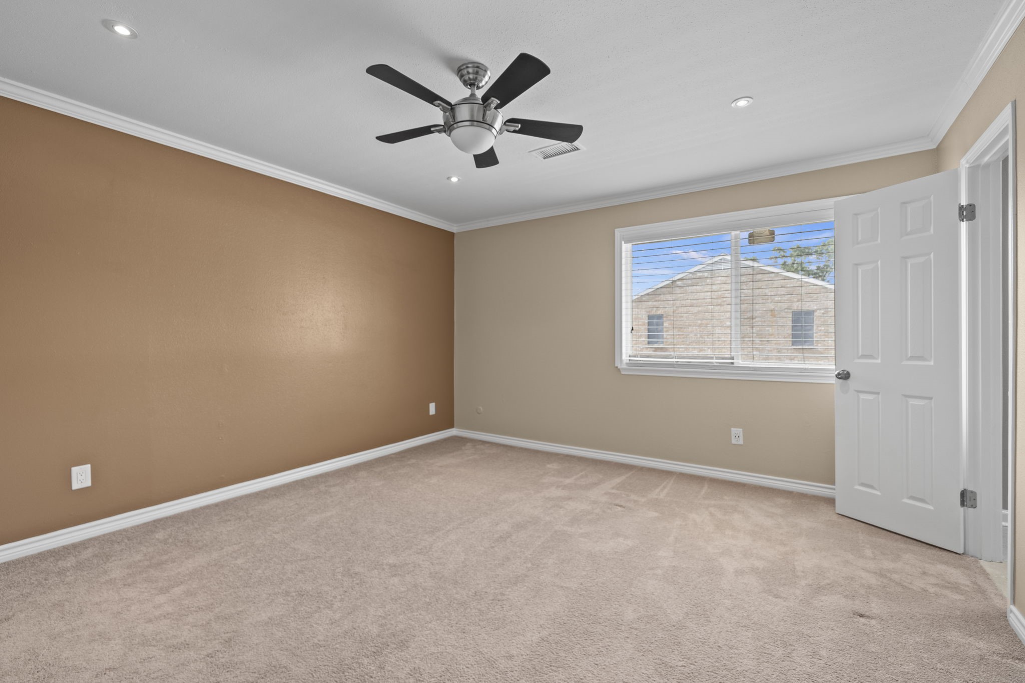 5801 Lumberdale Road, Unit 132 Houston, TX 77092 - Photo 13 of 33 Spacious primary bedroom with ensuite bath