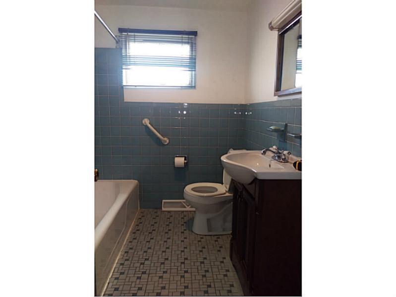 202 Barbara Drive McKees Rocks, PA 15136 - Photo 12 of 16 Full Bath.