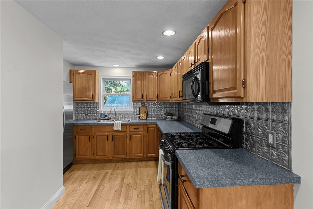 188 Reynolds Avenue Warwick, RI 02889 - Photo 26 of 47