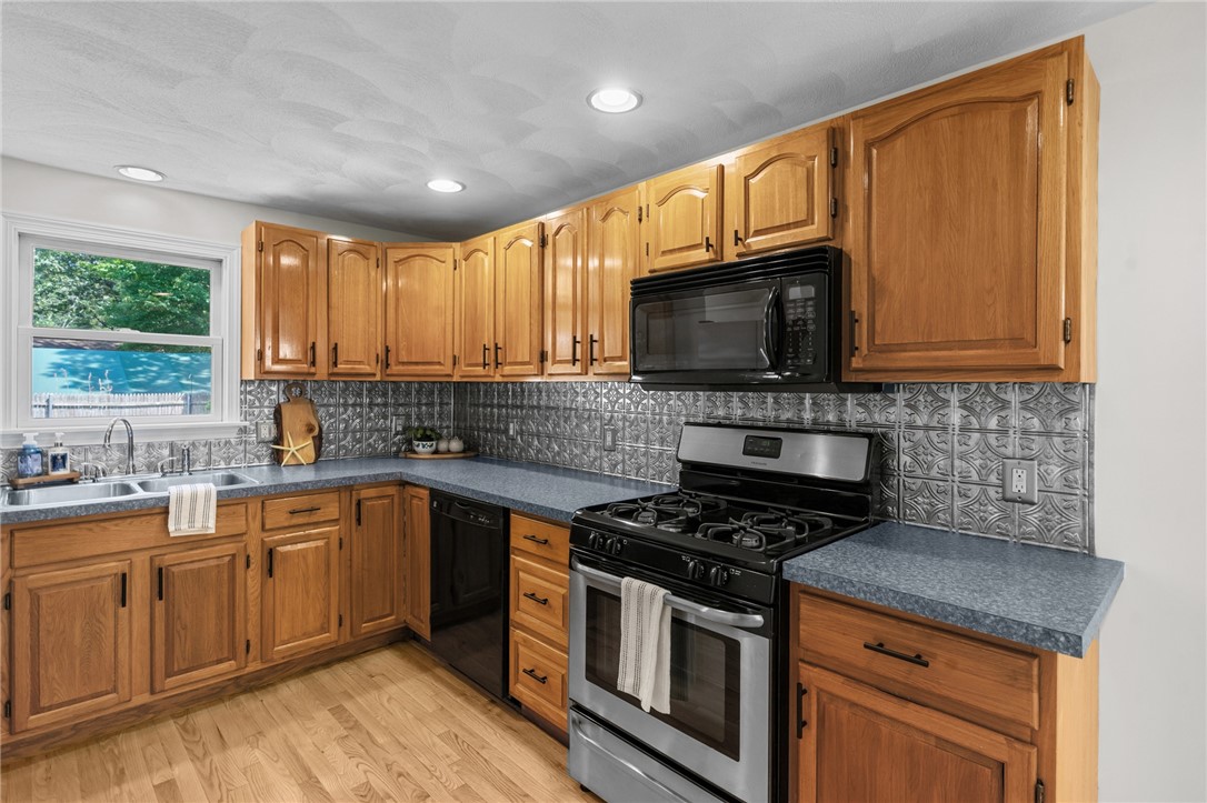 188 Reynolds Avenue Warwick, RI 02889 - Photo 30 of 47