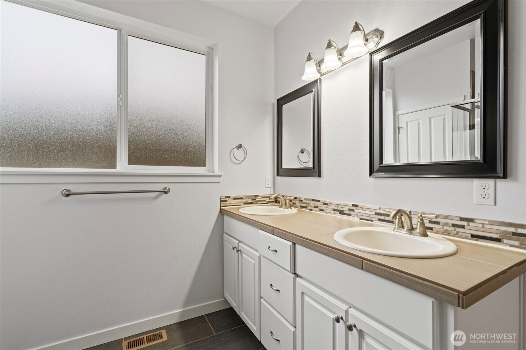 254 Parkside Loop Chehalis, WA 98532 - Photo 19 of 40 a bathroom with a sink and a mirror