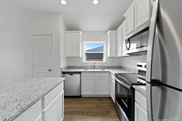 $319,900 | 16021 Stratford Cove, Lytle, TX 78052