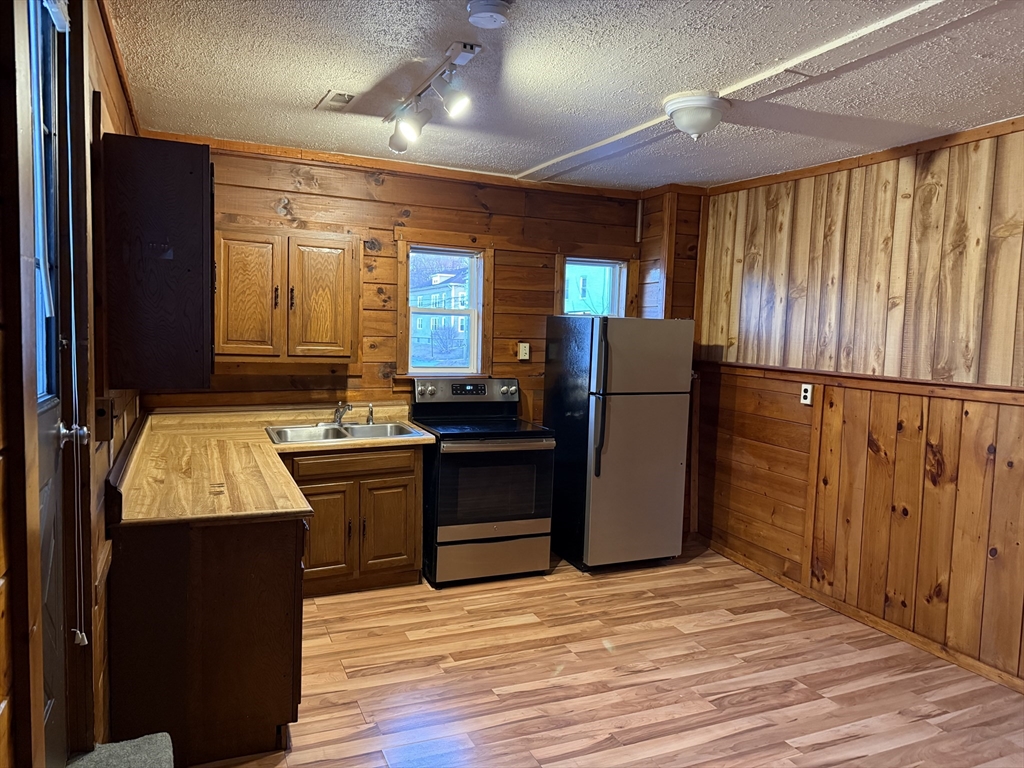 9 Whitcomb Street, Unit 2L Webster, MA 01570 - Photo 2 of 8