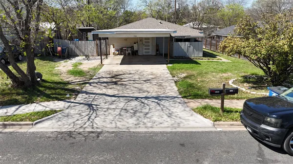a view of a house with backyard