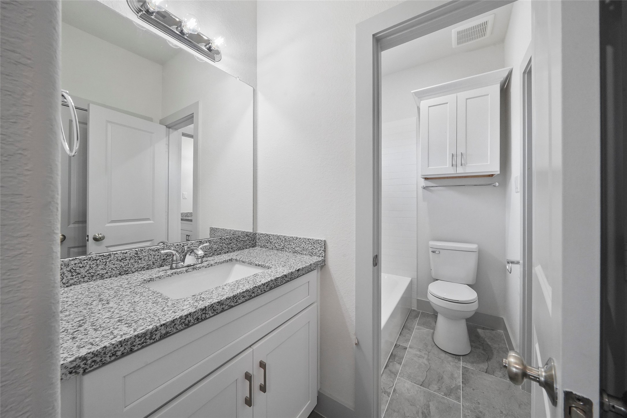 7242 St Augustine Street, Unit B Houston, TX 77021 - Photo 12 of 20 *INTERIOR PHOTOS TAKEN PRIOR TO CURRENT TENANT*