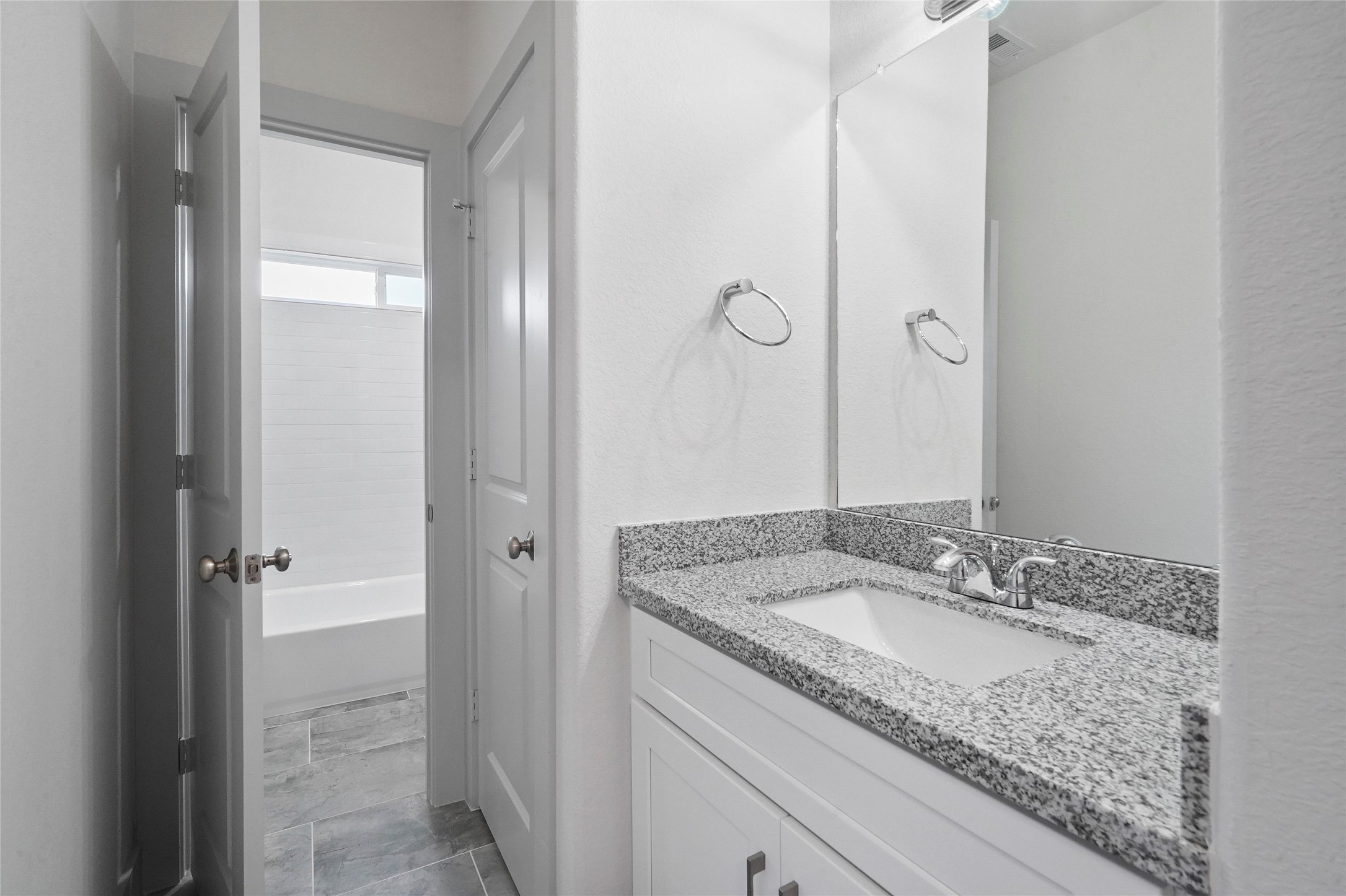 7242 St Augustine Street, Unit B Houston, TX 77021 - Photo 13 of 20 *INTERIOR PHOTOS TAKEN PRIOR TO CURRENT TENANT*