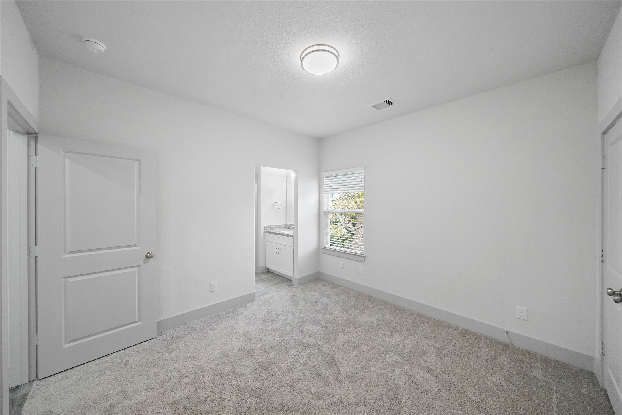 7242 St Augustine Street, Unit B Houston, TX 77021 - Photo 14 of 20 *INTERIOR PHOTOS TAKEN PRIOR TO CURRENT TENANT*