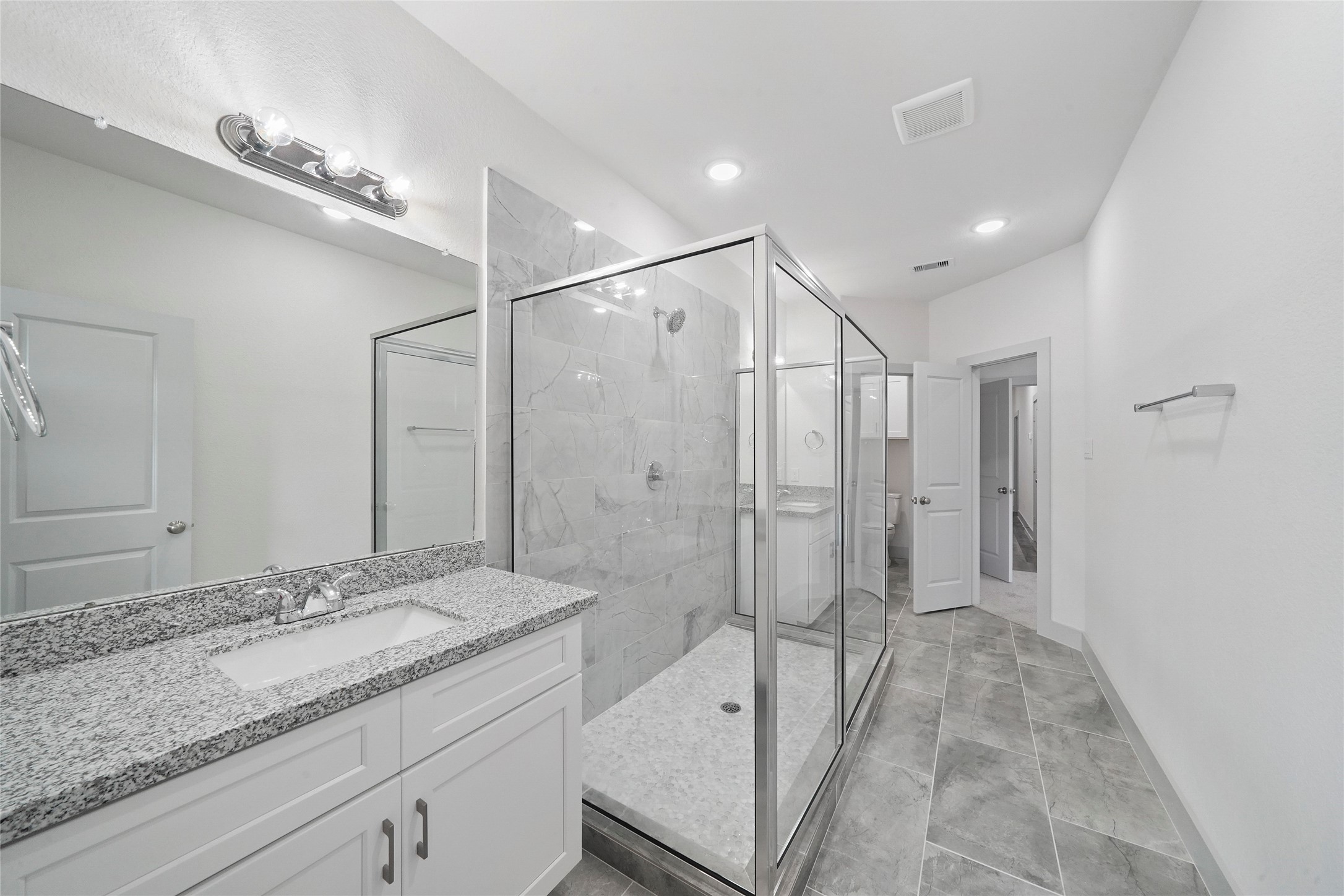 7242 St Augustine Street, Unit B Houston, TX 77021 - Photo 17 of 20 *INTERIOR PHOTOS TAKEN PRIOR TO CURRENT TENANT*