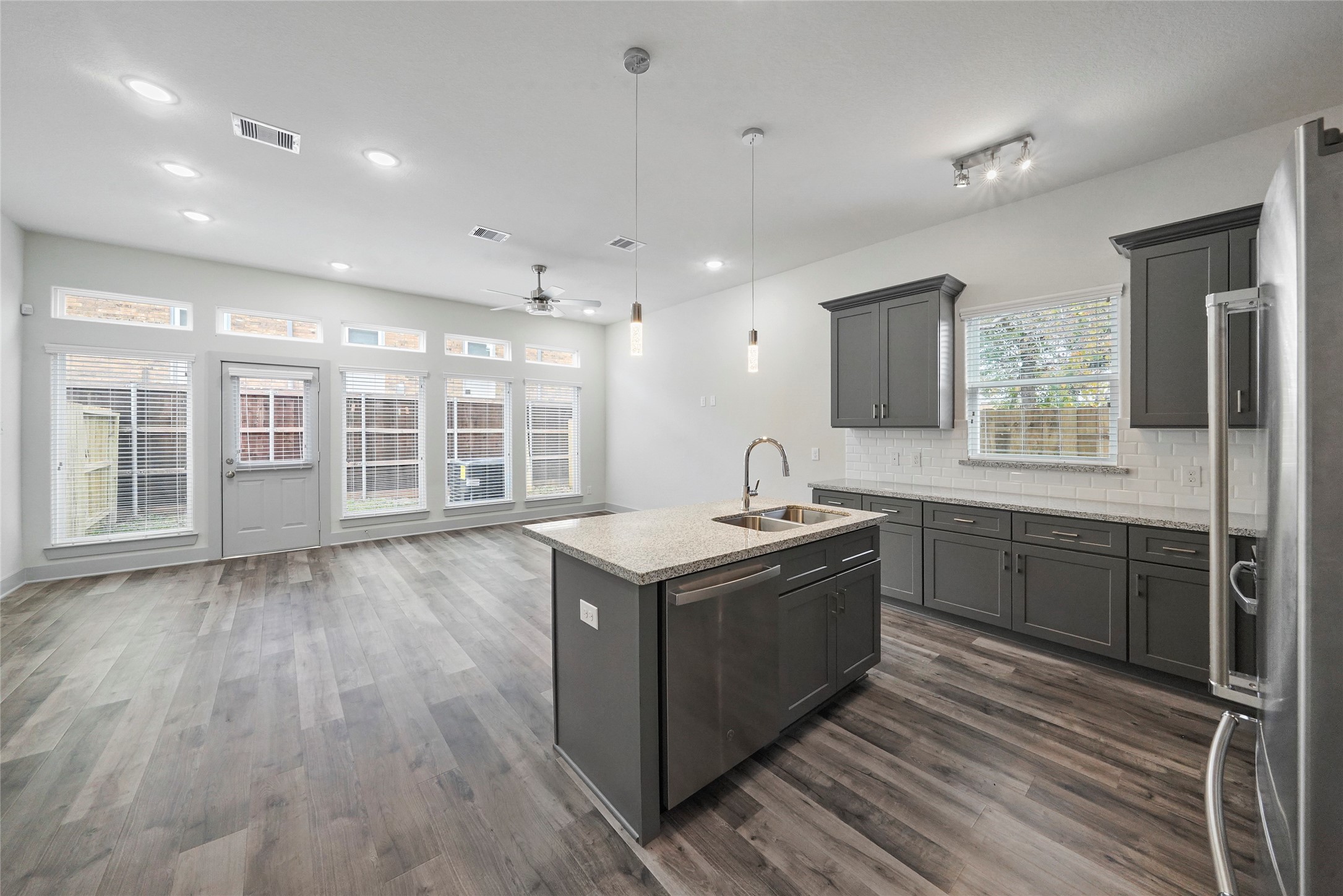 7242 St Augustine Street, Unit B Houston, TX 77021 - Photo 5 of 20 *INTERIOR PHOTOS TAKEN PRIOR TO CURRENT TENANT*