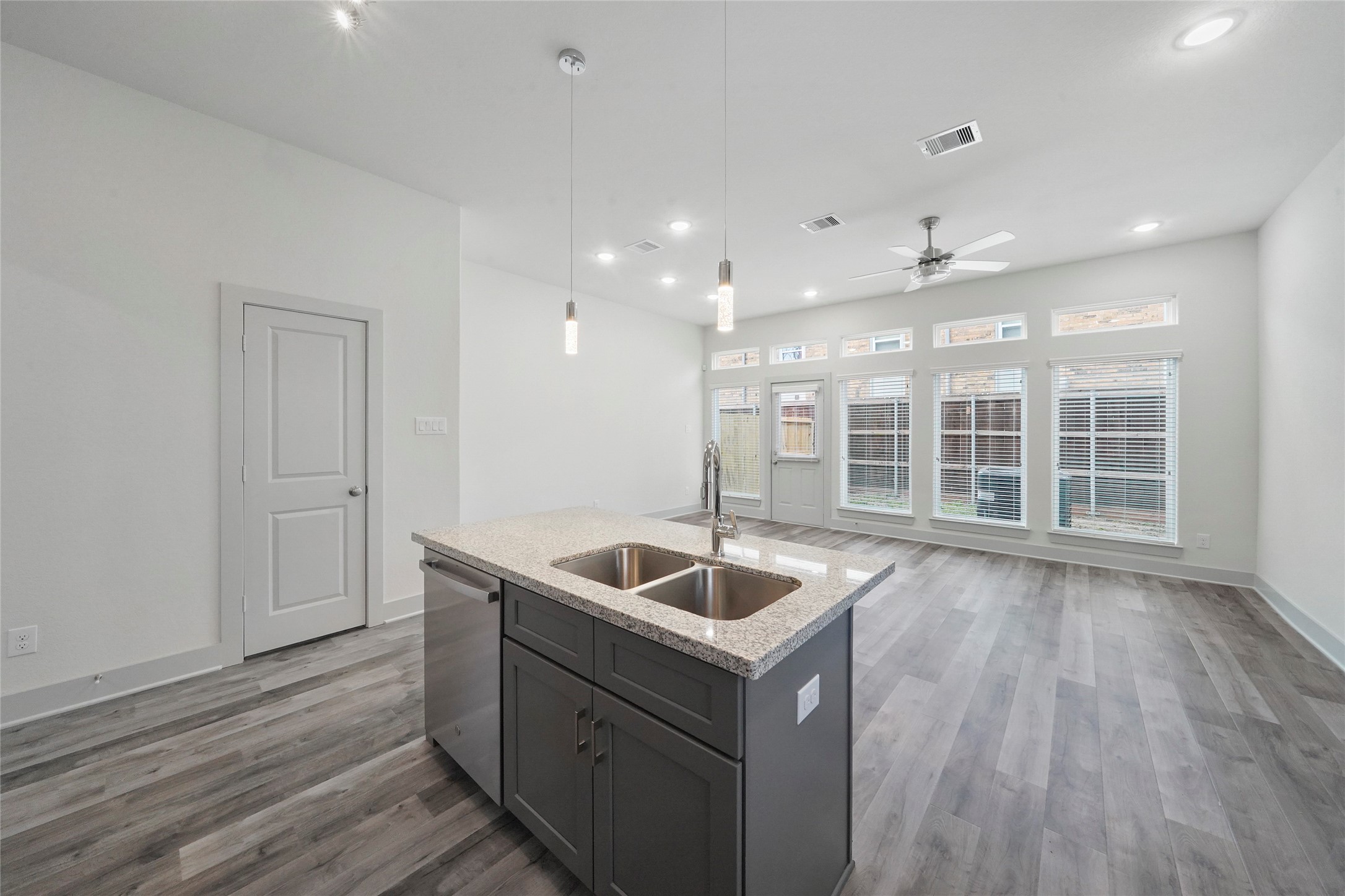 7242 St Augustine Street, Unit B Houston, TX 77021 - Photo 7 of 20 *INTERIOR PHOTOS TAKEN PRIOR TO CURRENT TENANT*