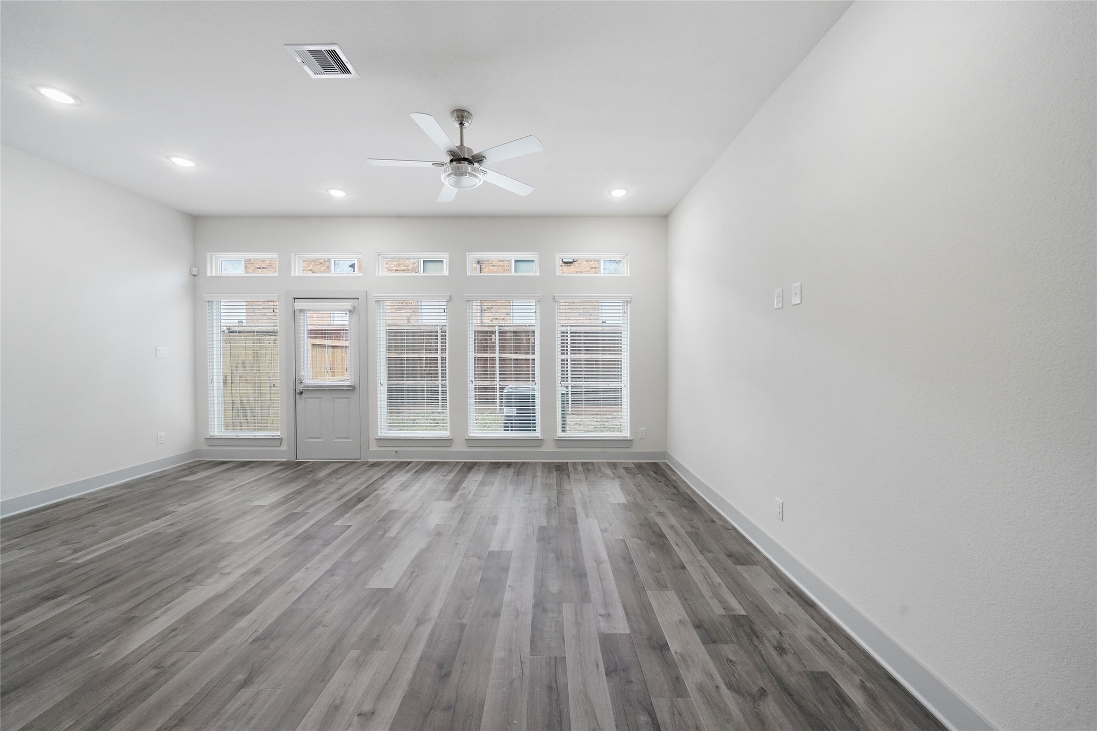 7242 St Augustine Street, Unit B Houston, TX 77021 - Photo 8 of 20 *INTERIOR PHOTOS TAKEN PRIOR TO CURRENT TENANT*