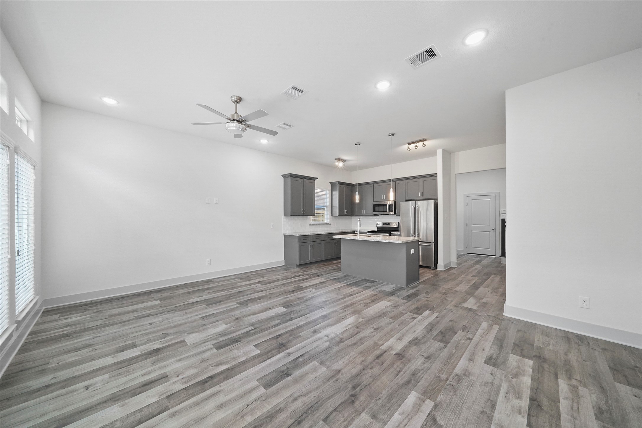 7242 St Augustine Street, Unit B Houston, TX 77021 - Photo 9 of 20 *INTERIOR PHOTOS TAKEN PRIOR TO CURRENT TENANT*