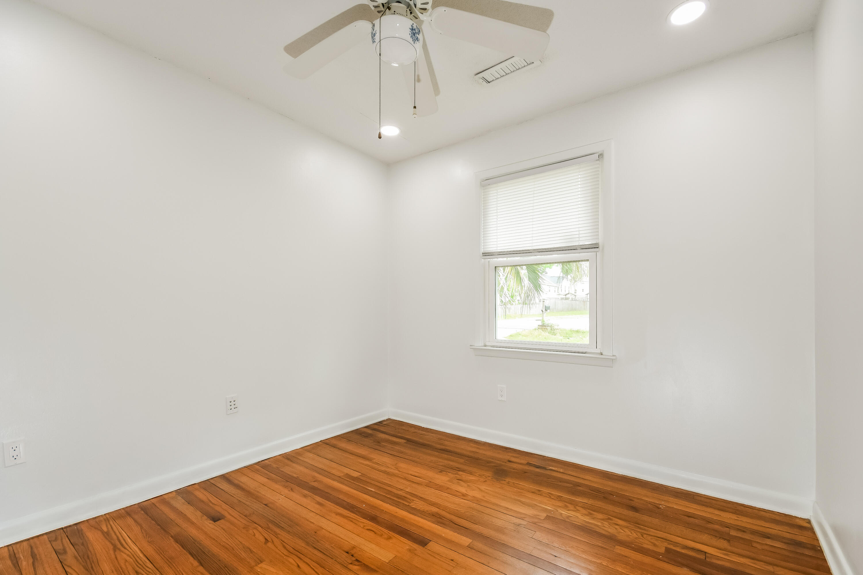 2373 Otranto Road North Charleston, SC 29406 - Photo 10 of 16 11-photo-Bedroom-e0f65e80-b6bc-4c26-9c39