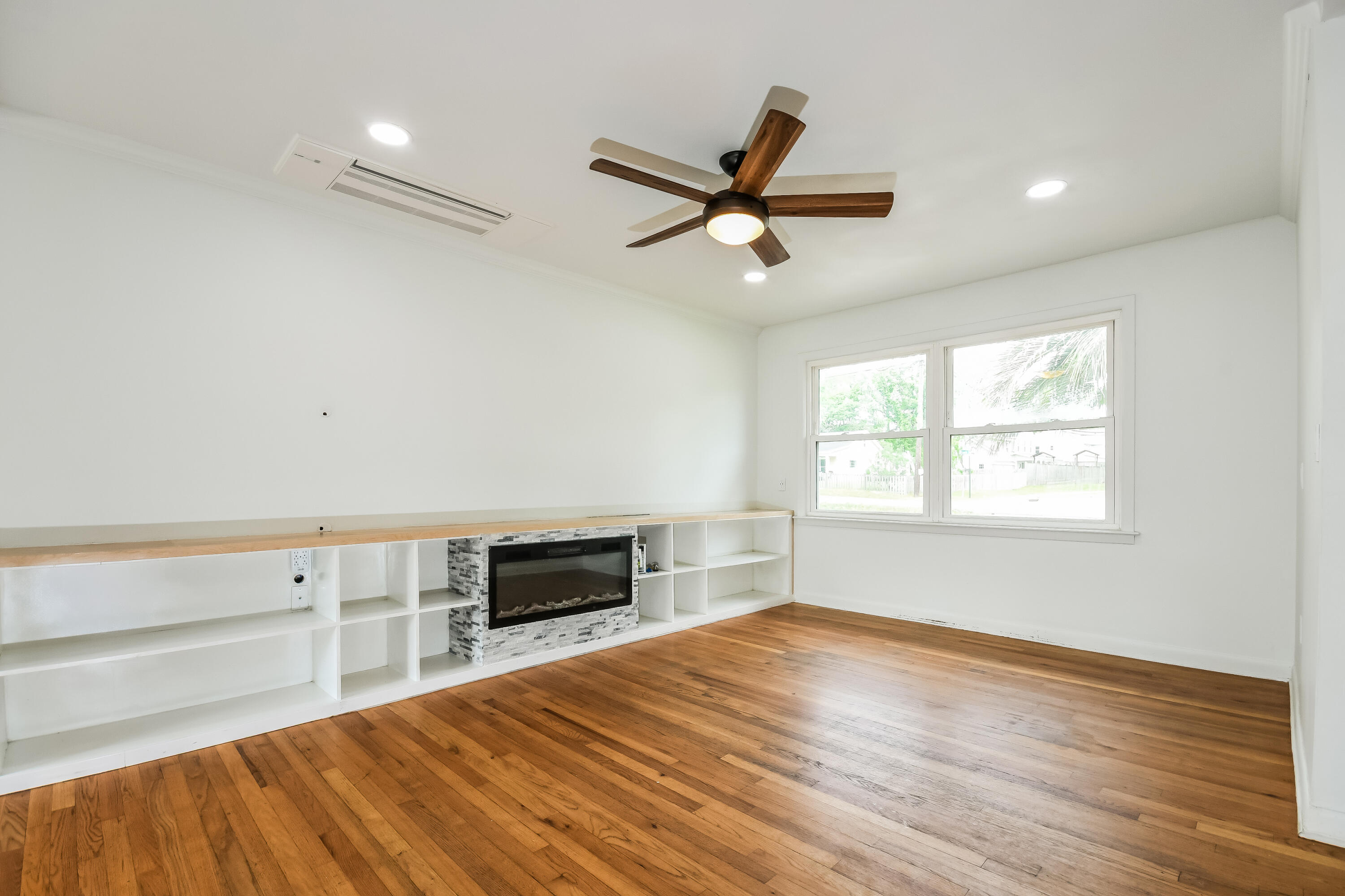 2373 Otranto Road North Charleston, SC 29406 - Photo 3 of 16 4-photo-Living-Room-8750a191-3817-4ba3-b