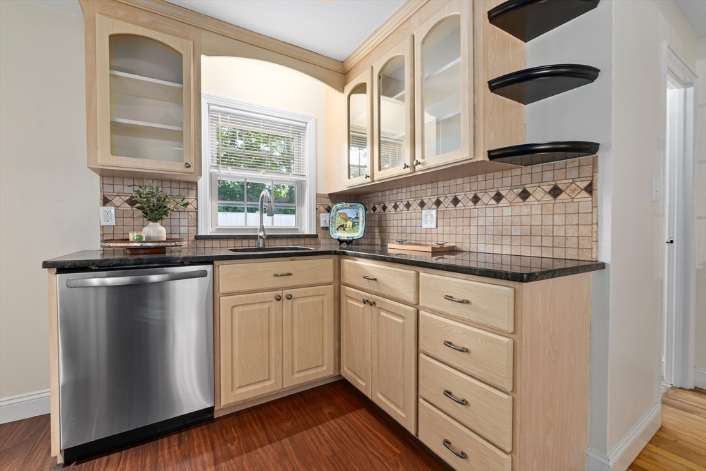 27 May Street Marblehead, MA 01945 - Photo 9 of 34