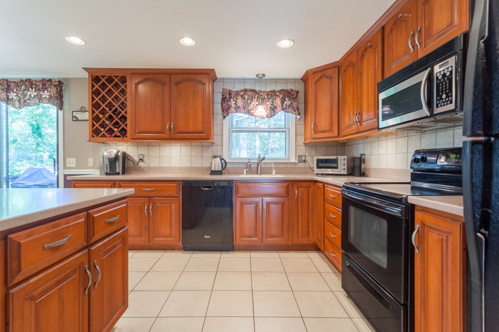 237 Swift Road Northbridge, MA 01588 - Photo 6 of 30