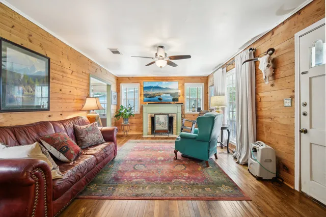 $1,550 | 801 Bishop Street, Smithville, TX 78957