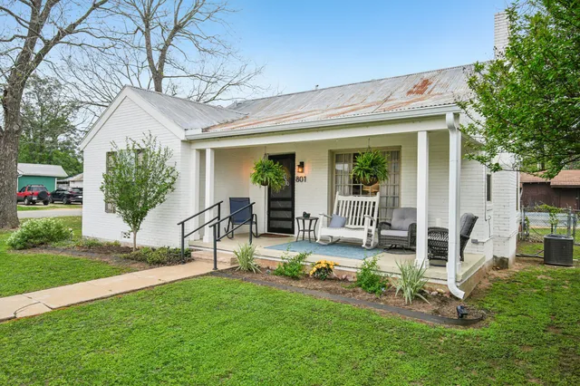 $1,550 | 801 Bishop Street, Smithville, TX 78957