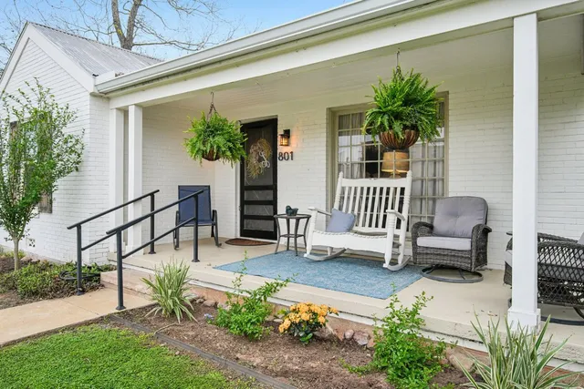 $1,550 | 801 Bishop Street, Smithville, TX 78957