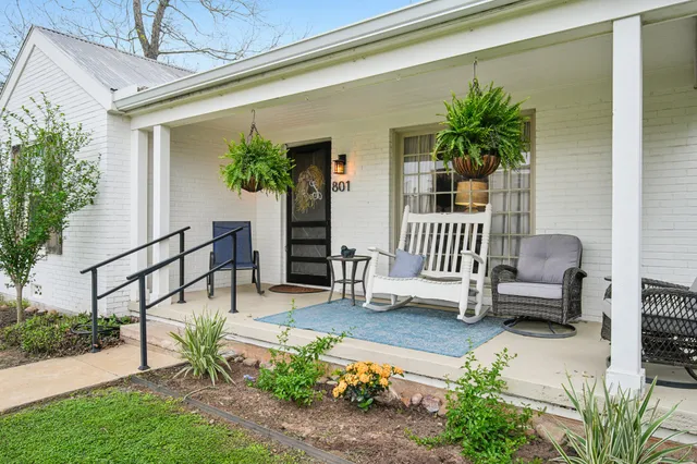 $1,550 | 801 Bishop Street, Smithville, TX 78957