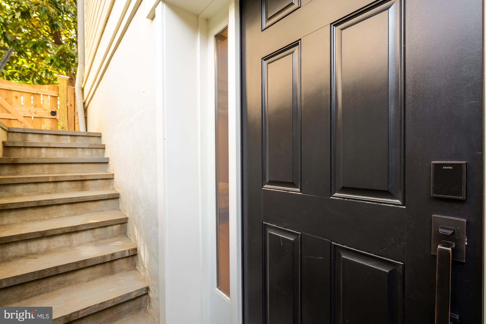 4111 18th Road North, Unit 1 Arlington, VA 22207 - Photo 3 of 16 a view of a mirror