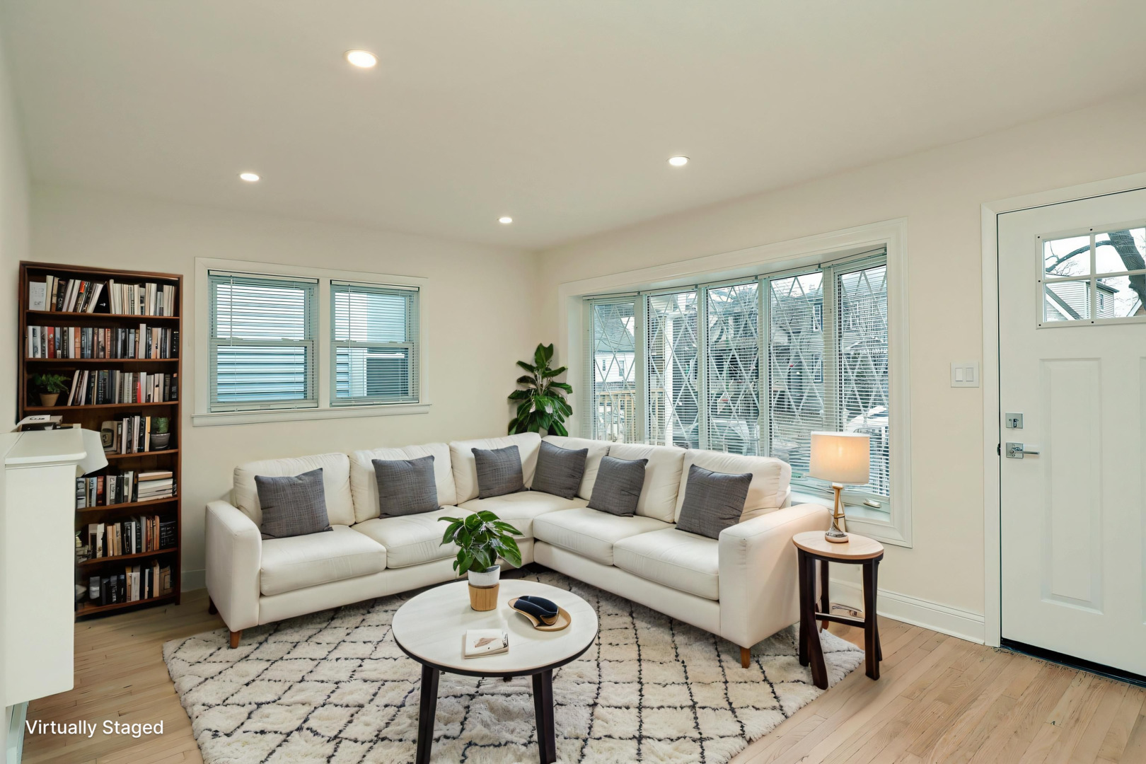 4533 North Keystone Avenue Chicago, IL 60630 - Photo 3 of 26