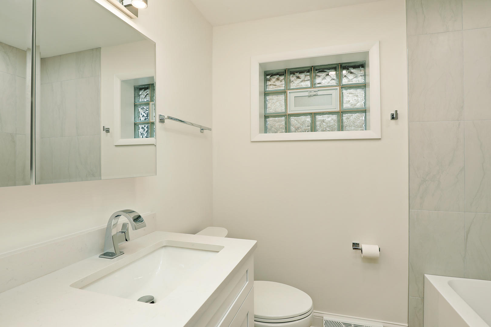 4533 North Keystone Avenue Chicago, IL 60630 - Photo 10 of 26