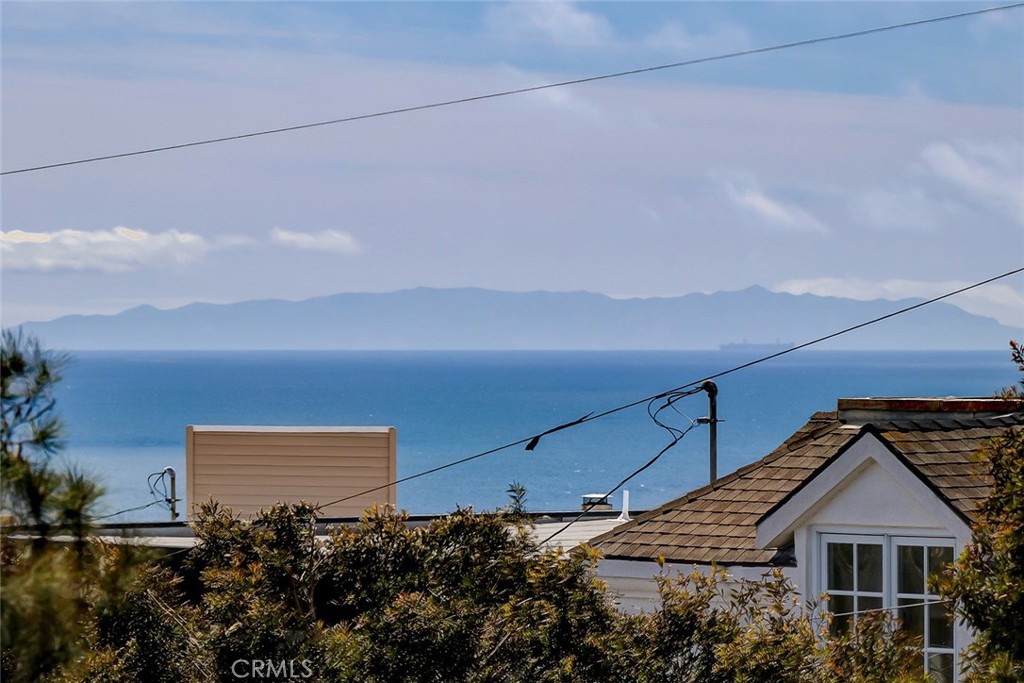 425 26th Street Manhattan Beach, CA 90266 - Photo 21 of 55 a front view of a house with a yard
