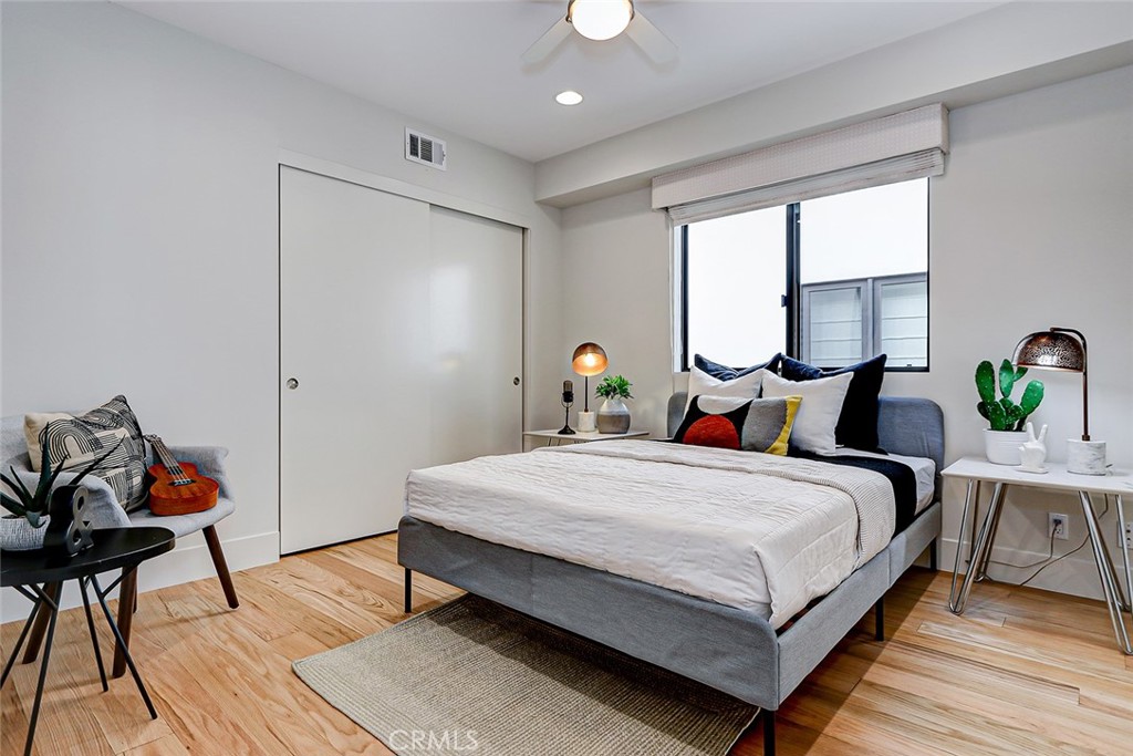 425 26th Street Manhattan Beach, CA 90266 - Photo 47 of 55 a bed room with a bed and a potted plant