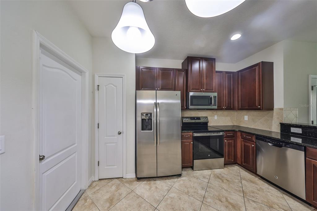 2138 Broadway View Avenue Brandon, FL 33510 - Photo 5 of 37