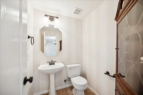 a view of backyard of the house