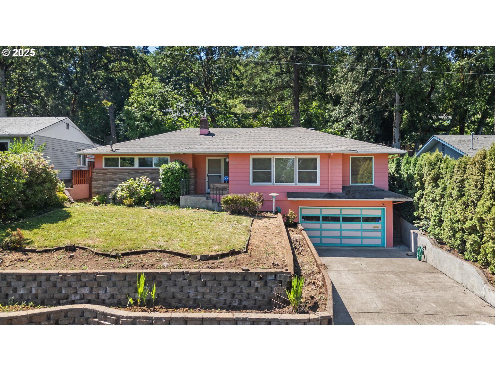 a view of residential houses with yard and green space