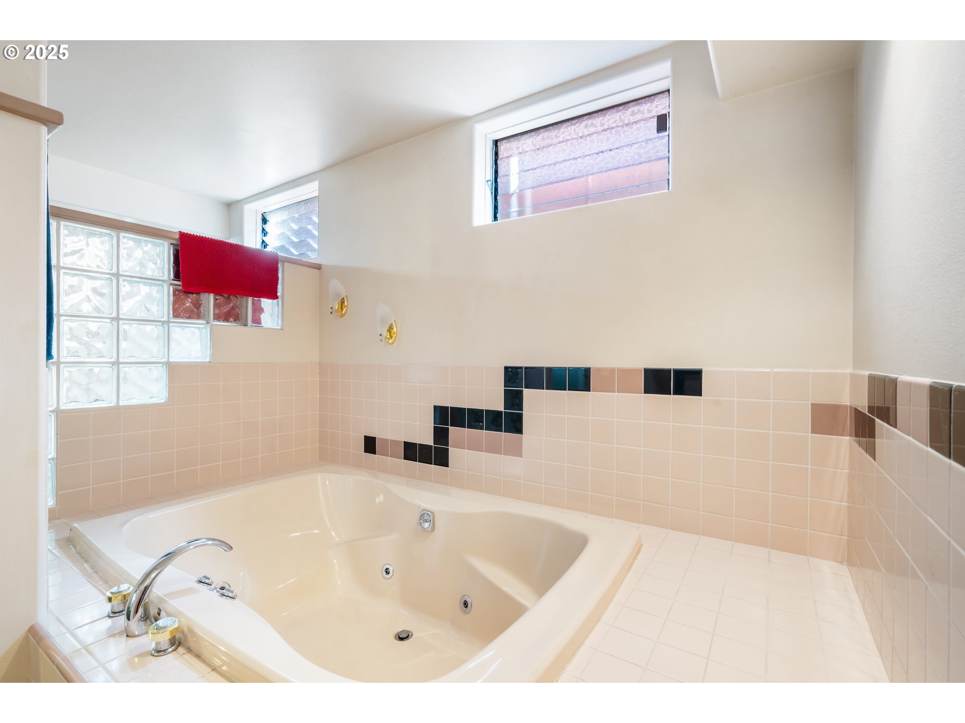 2120 West 23rd Avenue Eugene, OR 97405 - Photo 27 of 35 a bathroom with a bathtub and shower