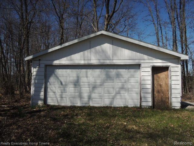 10611 Fisher Road Yale, MI 48097 - Photo 5 of 21 Case # 261-954377 Garage.jpg