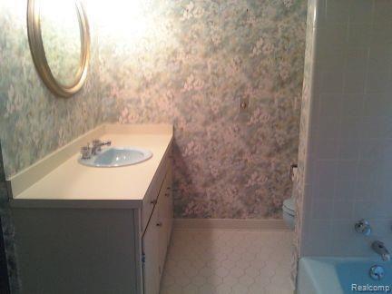 125 Cambridge Boulevard Pleasant Ridge, MI 48069 - Photo 10 of 13 Bathroom