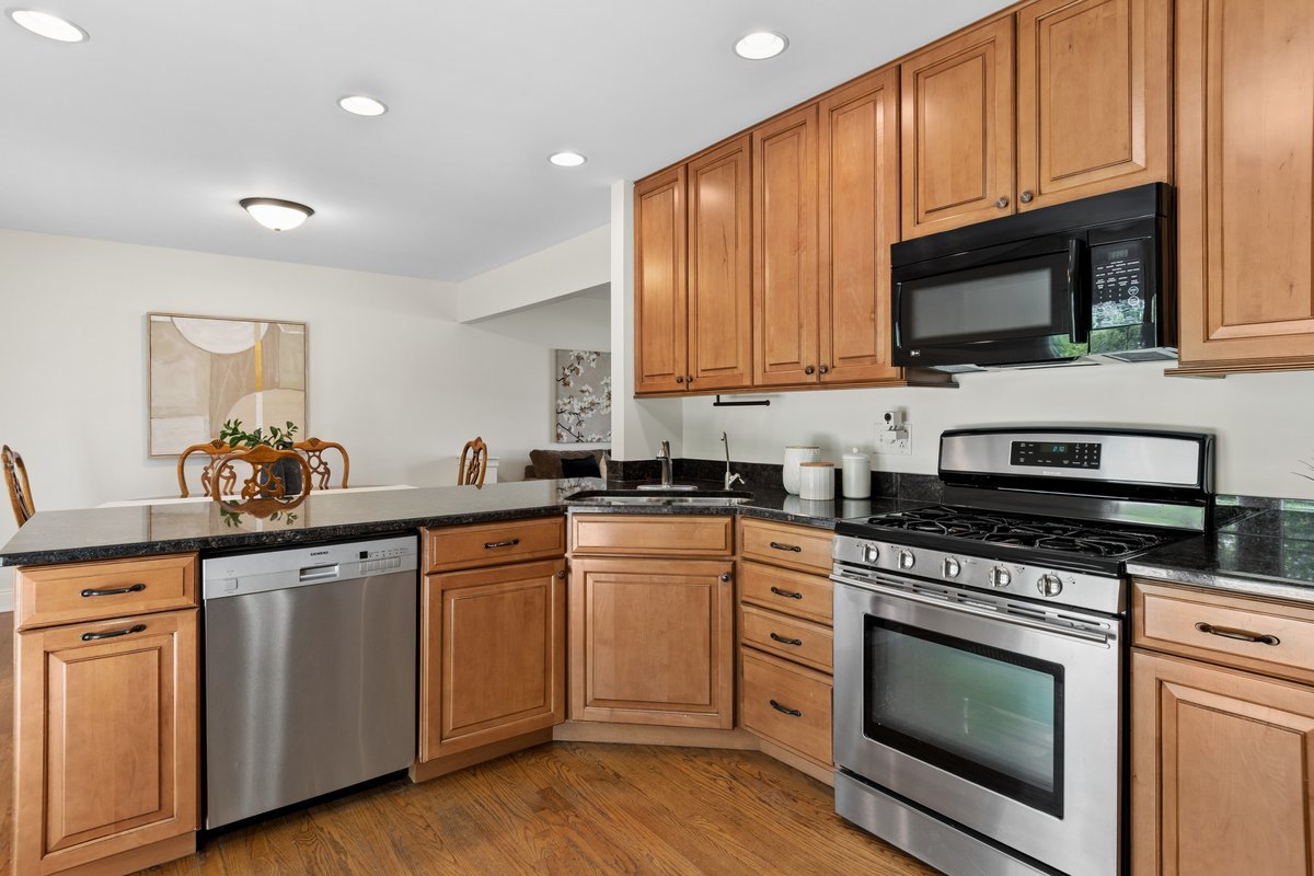 28W691 Leverenz Road Naperville, IL 60564 - Photo 7 of 29