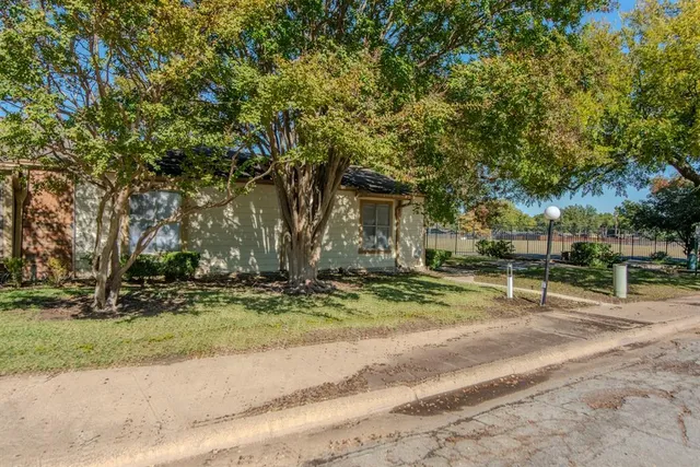 a view of backyard of the house