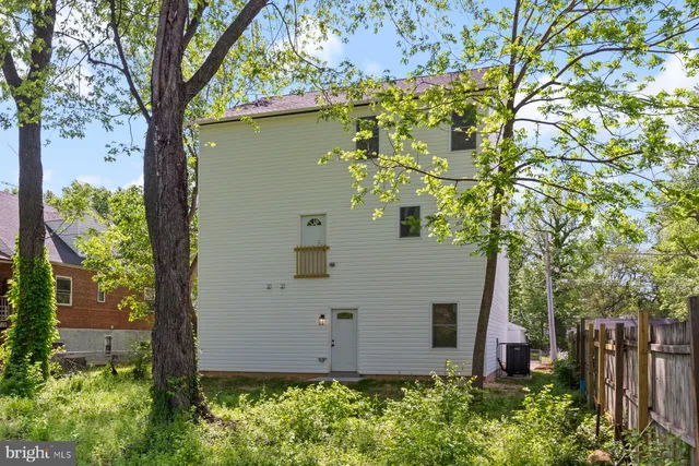 a view of yard with green space