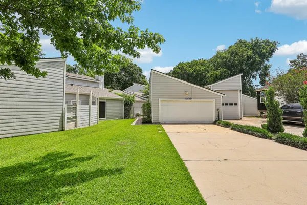 $240,000 | 1109 Winding Way Drive, Friendswood, TX 77546