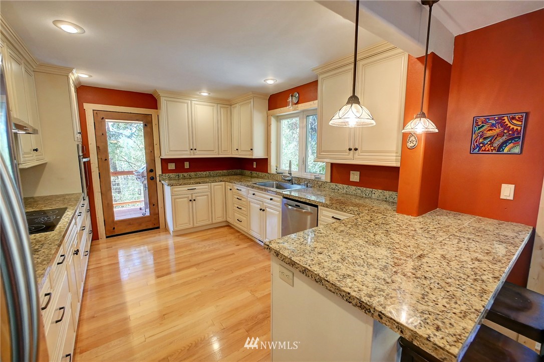 41 Trillium Road Winthrop, WA 98862 - Photo 13 of 39 a kitchen with stainless steel appliances granite countertop sink stove refrigerator and cabinets