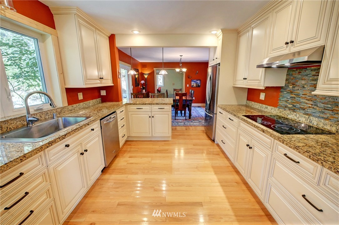 41 Trillium Road Winthrop, WA 98862 - Photo 14 of 39 a large kitchen with stainless steel appliances kitchen island granite countertop a large counter top a stove a sink and a refrigerator