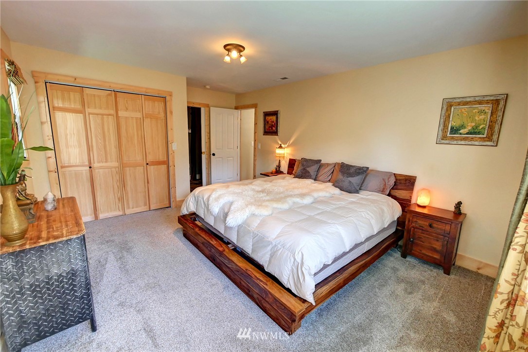 41 Trillium Road Winthrop, WA 98862 - Photo 19 of 39 a bedroom with a bed and a dresser