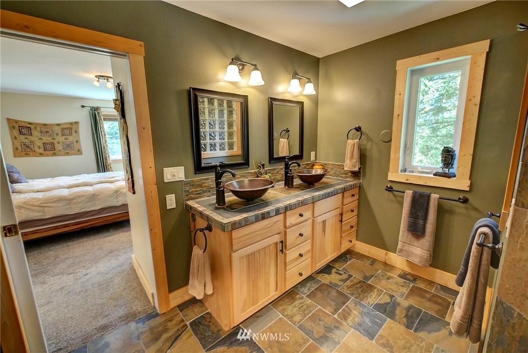 41 Trillium Road Winthrop, WA 98862 - Photo 20 of 39 a spacious bathroom with a double vanity sink and a mirror