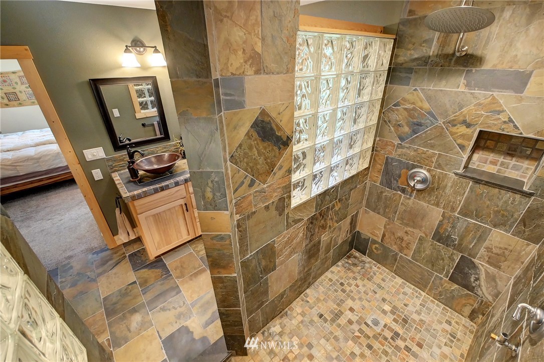 41 Trillium Road Winthrop, WA 98862 - Photo 21 of 39 a bathroom with a sink and mirror