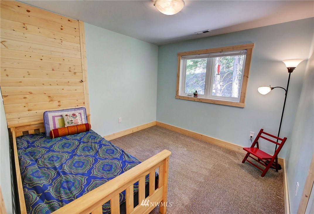 41 Trillium Road Winthrop, WA 98862 - Photo 24 of 39 a view of a bedroom with furniture and a window