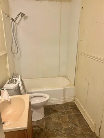 a view of empty room with window